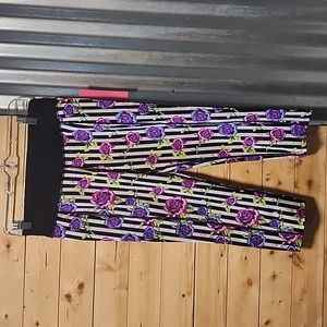 Betsey Johnson Capris NEW Size Medium